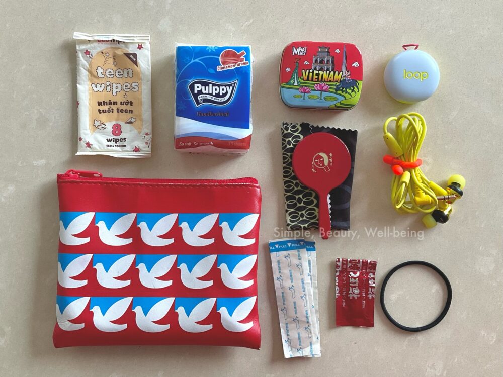 海外旅行の機内持ち込み貴重品バッグの中身について、コスメポーチの中身の写真