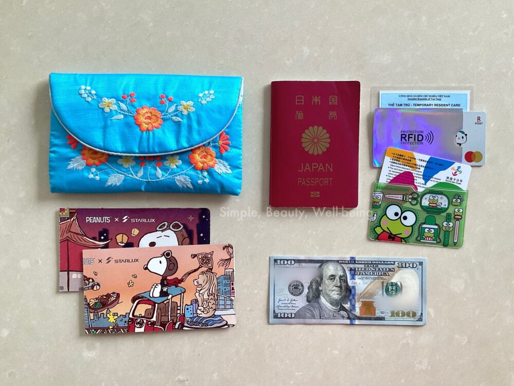 海外旅行の機内持ち込み貴重品バッグの中身について、貴重品ポーチの中身の写真