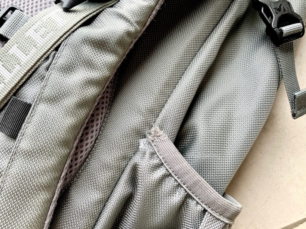 海外旅行も国内旅行もこれ1つ！30Lリュックをおすすめする理由｜女性にも、通勤にもについて、ミレーのクーラ30の破れ