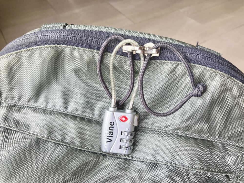 海外旅行も国内旅行もこれ1つ！30Lリュックをおすすめする理由｜女性にも、通勤にもについて、ミレーのクーラ30の南京錠が付けられるジッパー